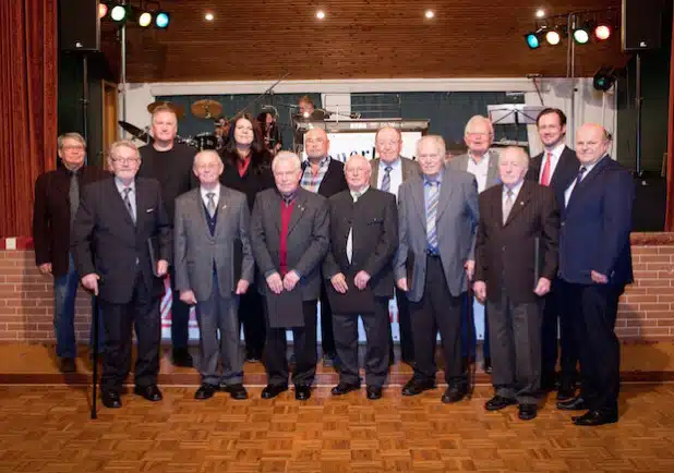 Die anwesenden Jubilare für 60 Jahre Mitgliedschaft, sowie Bezirkssekretärin Carmen Schwarz (hintere Reihe 3. V.links) Peter Guntermann, 2. Bevollmächtigter der IG Metall Verwaltungsstelle Olsberg (hintere Reihe 2. V. links), Helmut Kreutzmann, 1. Bevollmächtigter der Verwaltungsstelle Olsberg (rechts) und Dirk Wiese MdB (2.v. rechts) - Quelle: IG Metall Olsberg