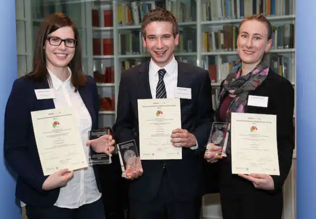 Die Preisträger „Verbraucherforschung 2015“ (v.l.n.r.): Nadine Schreiner, Dr. Sören Köcher und Dr. Magdalena Bekk (Foto: Universität Siegen).