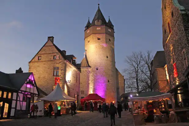 Die Burg wurde in abendlicher Weihnachtsstimmung beleuchtet (Foto: Michelle Wolzenburg/Märkischer Kreis).