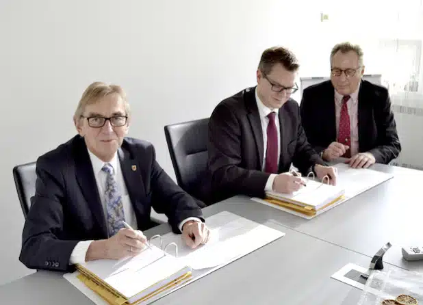 Bei der Unterzeichnung des Vertrages im Iserlohner Rathaus: (v. li.:) Bürgermeister Dr. Peter Paul Ahrens, Bauressortleiter Mike Janke und Frieder Altrogge, Geschäftsführer der S-Projekt Iserlohn (Quelle: Stadt Iserlohn).