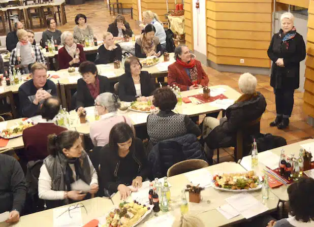 Die ehrenamtlichen Helferinnen und Helfer des Dolmetscher-Pools des Kommunalen Integrationszentrums kamen zu einem Austausch zusammen. Dezernentin Maria Schulte-Kellinghaus (r.) begrüßte die Runde in der Kreishaus-Kantine (Foto: Mathias Keller/Kreis Soest).