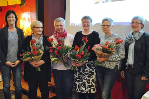 50 Jahre „Montagsturnerinnen“ im TuS Velmede-Bestwig: Petra Dierkes (li.) und Susanne Nübold (re.) gratulierten den Übungsleiterinnen (v.li.) Edeltraut Sauerwald, Cilli König, Ulrike Proksch und Susanne Wasmund. Gegründet wurde die Gruppe im Jahr 1965 von Anneliese Péus (†) - Foto: TuS Velmede-Bestwig.