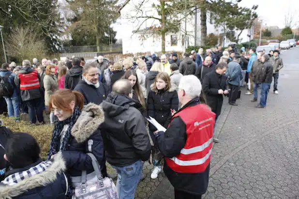 Mehrere Hundert Mitarbeiter und Besucher mussten das Lüdenscheider Kreishaus verlassen (Foto: Hendrik Klein/Märkischer Kreis).