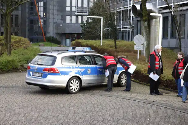 Die Polizei sprach sich mit den eingeteilten Brandschutzhelfern ab (Foto: Hendrik Klein/Märkischer Kreis).