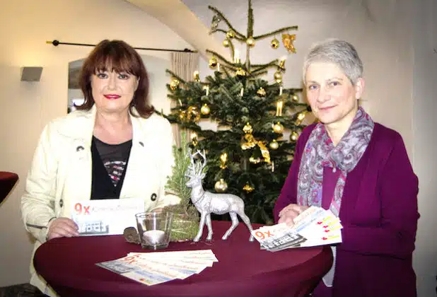 Susanne Manasterni, Pressesprecherin des Fördervereins Haus Letmathe (l.), und Christa Volkmann, Leiterin der Bücherei-Zweigstelle Letmathe, laden herzlich ein zu den Kulturveranstaltungen des kommenden Frühjahrs im Gewölbekeller von Haus Letmathe (Foto: Stadt Iserlohn).