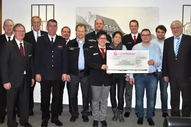 In der Sparkasse Meschede überreichte der frühere Bürgermeister Uli Hess (re.) den Vertretern von Freiwilliger Feuerwehr, THW, DRK und DLRG den symbolischen Spendenscheck über 3.000 Euro. Mit dabei: Sparkassen-Vorstandsvorsitzender Peter Schulte und Vorstandsmitglied Ulrich Achinger (3. u. 2. v. li.) - Foto: Privat.