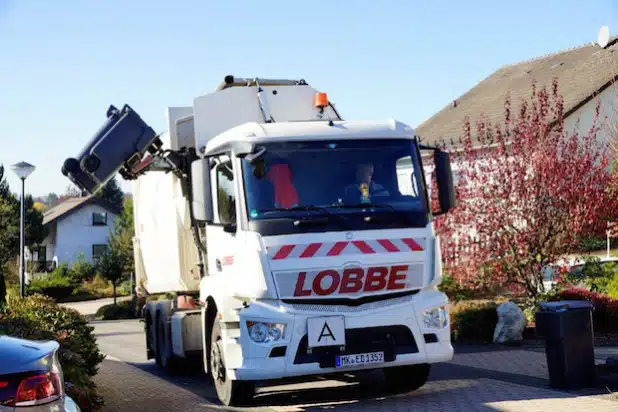 Bei den neuen Fahrzeugen der Firma Lobbe befindet sich der Greifarm auf der rechten Fahrzeugseite und erleichtert so das Abfahren der Mülltonnen (Foto: Lobbe Entsorgung West GmbH & Co KG).