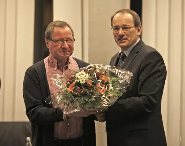 Für Rainer Prokott (links) war es nach 48 Berunfsjahren die letzte Kreistagssitzgung. Landrat Thomas Gemke verabschiedete ihn (Foto: Hendrik Klein/Märkischer Kreis).