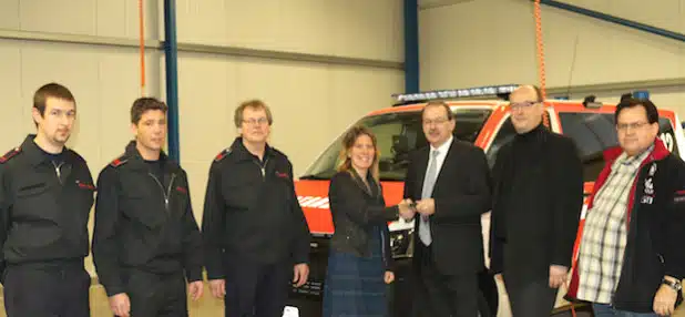  Landrat Thomas Gemke überreichte Altenas stellvertretender Bürgermeisterin Hanna Freissler den Schlüssel für ein Notarzteinsatzfahrzeug (Foto: Erkens, Märkischer Kreis).