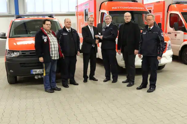 Landrat Gemke übergibt die neuen Einsatzfahrzeuge an die Wachenleiter (Foto: Märkischer Kreis).