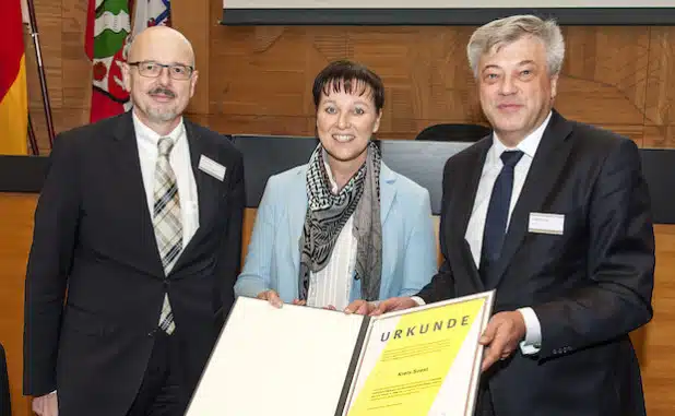 Christine Fuchs, Geschäftsführerin der AGFS und Ministerialdirektor Winfried Pudenz (l.) (Verkehrsministerium NRW) überreichten dem Leitenden Kreisbaudirektor Dr. Jürgen Wutschka (r.) die Verlängerungsurkunde der AGFS (Foto: AGFS/Uwe Reinert).