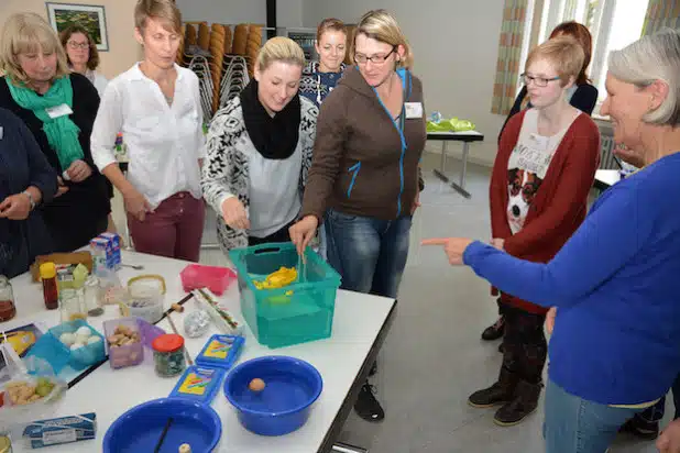 20 Erzieherinnen und Grundschullehrerinnen aus der Bildungsregion Kreis Soest nahmen an einer praxisbezogenen Qualifizierungsreihe des Regionalen Bildungsbüros in Kooperation mit Science Lab e. V. teil, die das Thema „Vielfalt des Wassers“ aufgriff (Foto: Achim Schmacks/Kreis Soest).