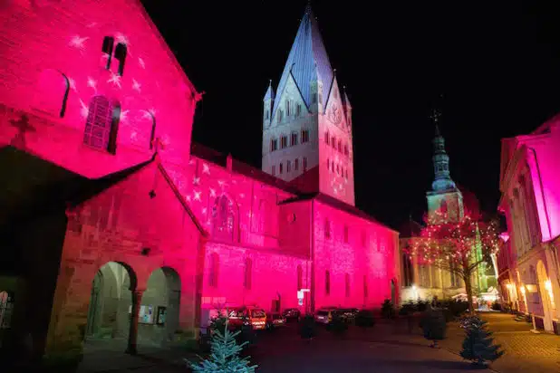 Der Soester Weihnachtsmarkt - mit illuminiertem Domplatz (Foto: Gero Sliwa).