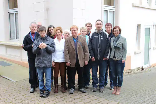 Große Freude bei Bewohnern, Betreuern und Einrichtungsleiterin: Die Wohngruppe „Altes Pfarrhaus“ vom Haus Klotzbach, eine Einrichtung für Menschen mit geistiger und teilweise körperlicher Behinderung in Neunkirchen, feierte ihr zehnjähriges Bestehen (Foto: Diakonie in Südwestfalen gGmbH).