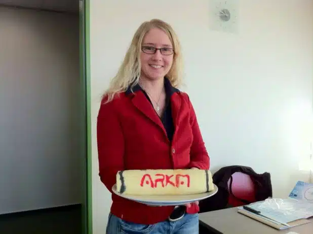 Foto: Elisabeth Walter vor 2 Jahren: Abschiedskuchen mit ARKM Branding nach erfolgreichem Praktikum.