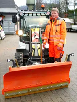 Christian Conze mit dem neuen Radlader, der im Winter Gehwege und schmale Straßen von Schnee befreit - Foto: Gemeinde Bestwig.