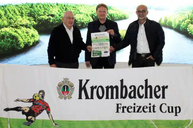 Freuen sich auf den 27. Krombacher Freizeit Cup: v.l.n.r. Wolfgang Wurm, Turnierorganisator Rolf Kocher und Krombacher Pressesprecher Dr. Franz-J. Weihrauch (Foto: Krombacher Brauerei Bernhard Schadeberg GmbH & Co. KG).