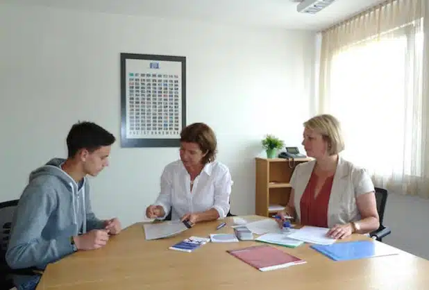 Die Ausbildungsvermittlerinnen Verena Kurth (m.) und Bianca Weickardt geben dem Schüler Tipps für das Bewerbungsgespräch (Foto: Berufsbildungszentrum der Handwerkskammer Südwestfalen).