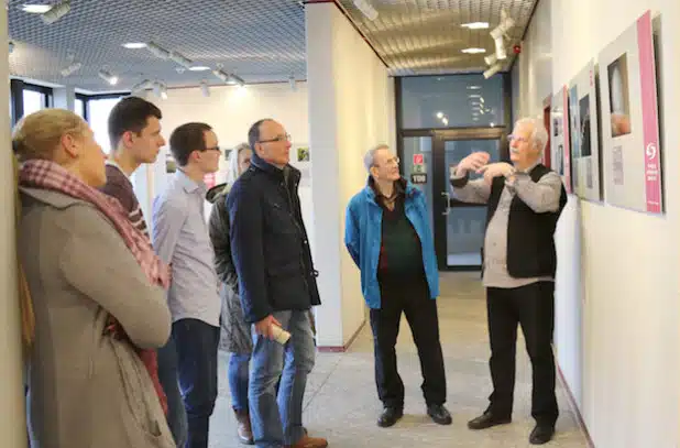 Valentin Dinus von den Sternenfreunden Menden erklärt die Aufnahmetechnik der Sternenbilder im Lüdenscheider Kreishaus (Foto: Erkens/Märkischer Kreis).