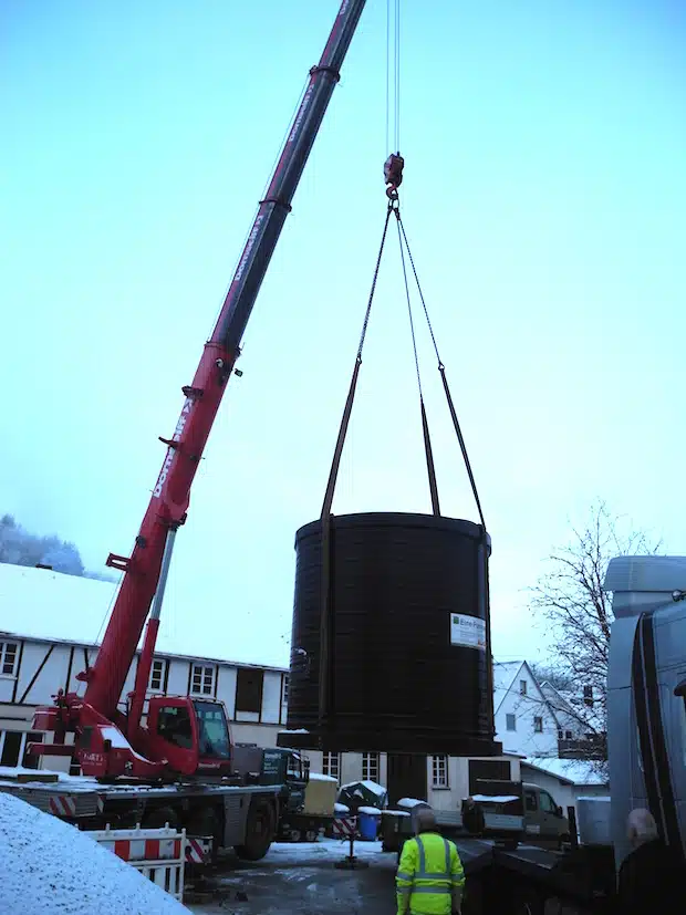 Im Rahmen der Sanierungsarbeiten am Freibad in Burbach wurde jetzt der neue Absetzschacht zur Wasserfilterung platziert (Foto: Gemeinde Burbach).