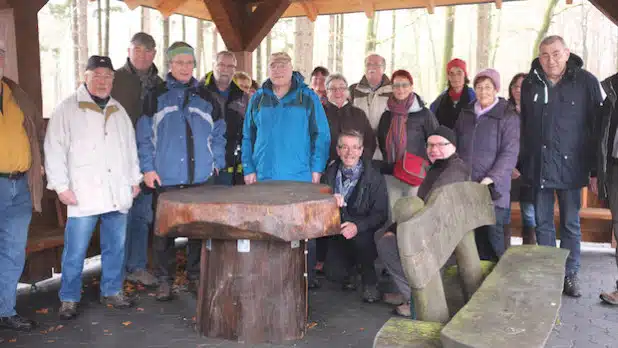 Bei durchwachsenem Wetter in der neuen Schutzhütte (Foto: Wolfgang Veidel)