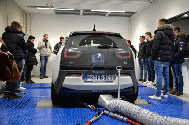 Student Markus Bücker erklärte den Schülern den Allradleistungsprüfstand und gab einen Überblick über Leistungsmessungen im Fahrzeug (Foto: Fachhochschule Südwestfalen).