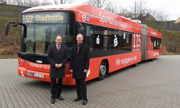 Der Bus bei der Übergabe (Foto: Sparkasse Hagen)