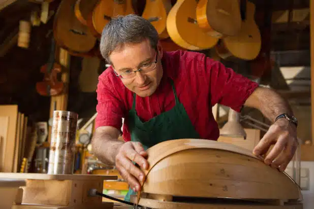 Lautenbauer Urs Langebacher in seiner Werkstatt in Füssen (Quelle: Stadt Kreuztal).