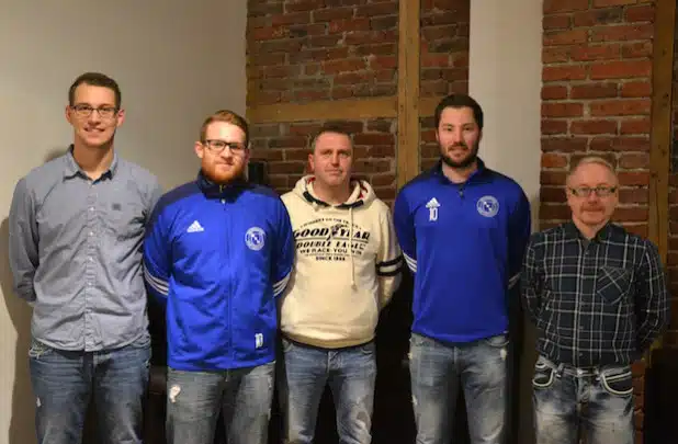 Auf dem Foto von links: Geschäftsführer Philipp Waitek, Robert Theile, Trainer Frank Hupertz, Co-Trainer Timo Halbe, sportlicher Leiter Markus Feldmann, es fehlt: David Clemens - Foto: Hützemerter SV.