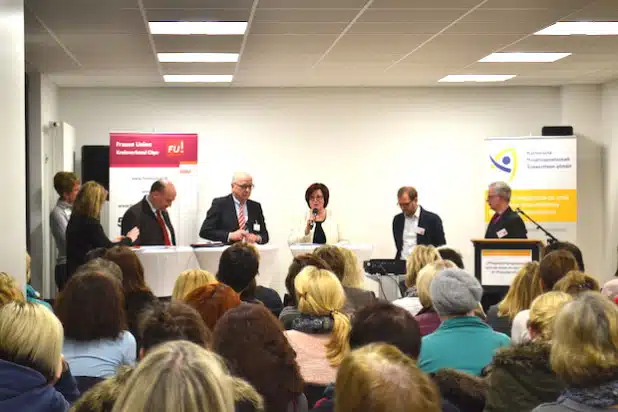 Teilnehmer der Podiumsdiskussionen (v. l. n. r.): Ulrike Klein, Petra Vorwerk-Rosendahl, Christoph Becker, Wolfgang Nolte, Ingrid Fischbach, Uli Mertens und Wolfgang Fischbach (Foto: Katholische Hospitalgesellschaft Südwestfalen gGmbH).