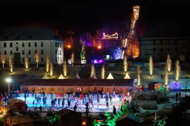 Ein letztes Mal Schlittschuhfahren und Glühwein trinken im Sauerlandpark: Die Stadtwerke Hemer veranstalten zum Abschluss des Wintergartens eine Familienaktion mit Rentier-Rodeo am Himmelsspiegel (Foto: Sauerlandpark Hemer).