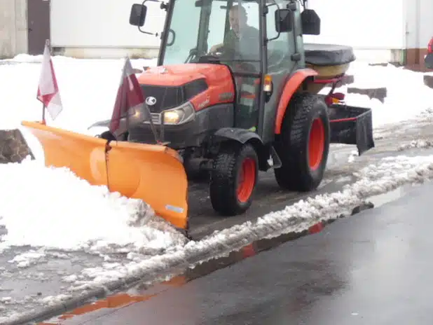Mit verschiedenen Fahrzeugen sind die Mitarbeiter des Baubetriebshofes im Einsatz, um die Verkehrssicherheit auch im Winter zu gewährleisten (Foto: Stadt Hilchenbach).