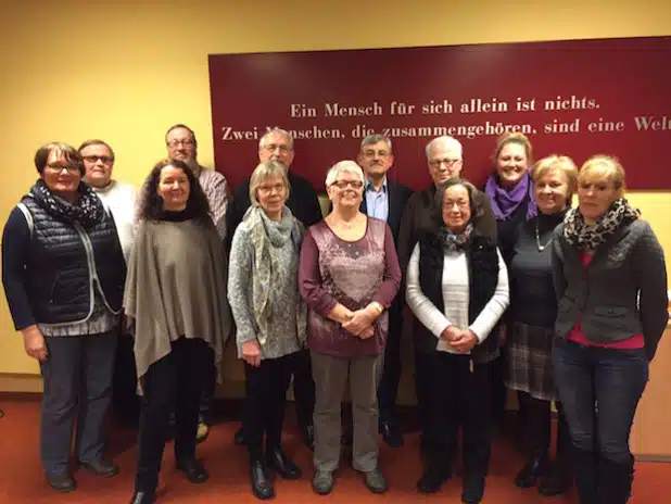 Vorne: Annegret Kosch, Angelika Bechheim-Kanthak, Inge Gabrecht, Ulla Arndt, Marlis Müller, Brunhilde Pieper und Patricia Fiedler. Hinten: Helmut Bäcker, Martin Vollmer, Hermann Arndt, Hubertus Geisler, Christina Hofmann und Carolin Kraeling. Nicht auf dem Foto: Isolde und Friedrich Neuhaus sowie Thomas Heck - Foto: Gemeinde Wickede (Ruhr).