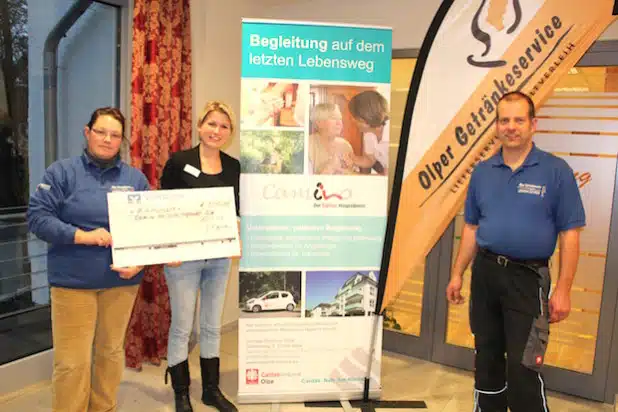 Camino-Koordinatorin Katharina Schmidt gemeinsam mit Peter und Janine Kleine bei der Scheckübergabe (Foto: Caritas-Zentrum Olpe).