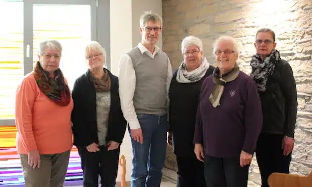 Die Frauenstrickgruppe Büschergrund überreichte Hospizleiter Burkhard Kölsch ihren Jahreserlös von 1000 Euro (Foto: Diakonie in Südwestfalen gGmbH).