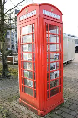 …und hier ist das Werk der Heimatfreunde vollendet. Noch bis Anfang März können die Passanten in der roten Telefonzelle über die Arbeit des Heimatvereins informieren (Foto: Gemeinde Neunkirchen).