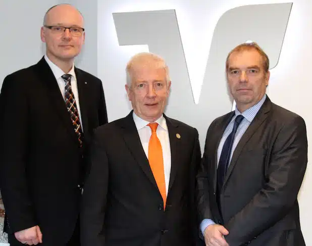 Von links: Jörg Padtberg (Vorstandsmitglied der VR-Bank Freudenberg-Niederfischbach eG), Rudolf Sander und Andreas Fischbach (Aufsichtsratsvorsitzender der VR-Bank) - Foto: VR-Bank Freudenberg-Niederfischbach eG