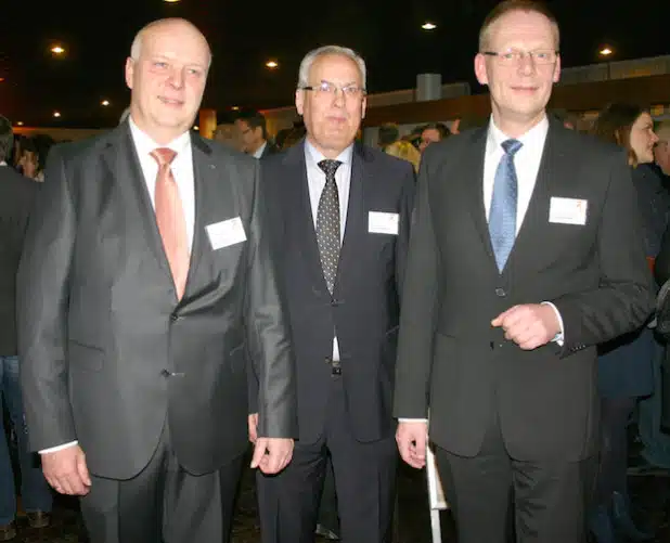 Bürgermeister Christoph Weber (re.) und IMW-Vorsitzender Meinolf Ewers (li.) begrüßten auch Landrat Dr. Karl Schneider im Foyer der Stadthalle (Foto: Stadt Meschede).