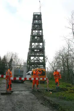 Ein großer Bauzaun sperrt jetzt den Zugang zum maroden Küppelturm ab (Foto: Stadt Meschede).