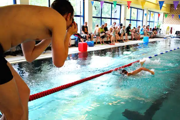 Vereins- und Hobbyteams aus der Gemeinde Bestwig  - mit kleinen und großen Sportlern - messen sich bei der Gemeindemeisterschaft im Schwimmen. Sie findet wieder am 12. März im Schwimmbad am Velmeder Ostenberg statt (Foto: TuS Velmede-Bestwig).