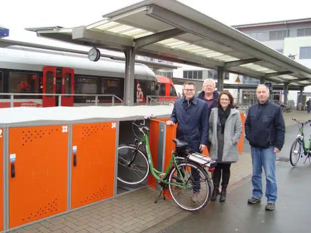 Stellten bei einem Pressetermin die neuen Fahrradboxen am Stadtbahnhof vor (v.l.): Ressortleiter Mike Janke, Bernd Schlünder und Michael Kuprat von der Abteilung Verkehrsplanung sowie Tanja Götz von der Stadtinformation (Foto: Stadt Iserlohn).