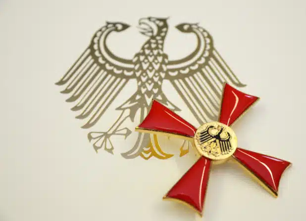 Das Bundesverdienstkreuz ist der Verdienstorden der Bundesrepublik Deutschland. Es wird für besondere politische, wirtschaftliche, kulturelle, geistige oder ehrenamtliche Leistungen verliehen (Symbolfoto: Judith Wedderwille/Kreis Soest).