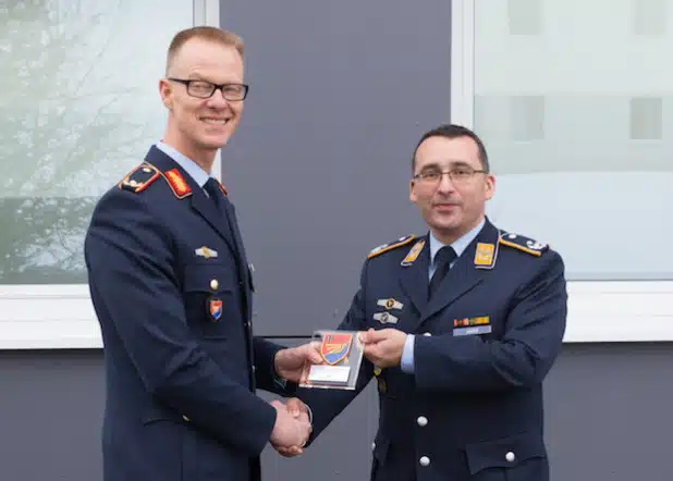 Brigadegeneral Stefan Lüth überreicht Oberstleutnant Michael Jäger das Wappen des Luftwaffentruppenkommandos (Quelle: Bundeswehr, Andreas Nega).