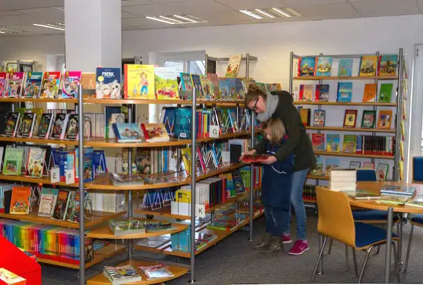 Die Burbacher Gemeindebücherei erfreute sich auch im vergangenen Jahr wieder großer Beliebtheit. Auch dank der Möglichkeit, sich interaktive Medien über die Onleihe24 auszuleihen (Foto: Gemeinde Burbach).