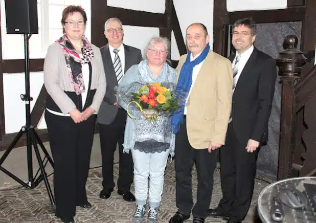 Krankenhaus-Geschäftsführerin Ursula Göbel (links), Chefarzt des Suchtbehandlungszentrums Dr. Bodo Lieb (2. von links) und Diakonie-Geschäftsführer Dr. Josef Rosenbauer (rechts) dankten Abteilungsleiter und Mitbegründer des Suchtbehandlungszentrums Elsey Günter Jonassohn und Gattin Judith Jonassohn für 33-jährige Treue (Foto: Diakonie in Südwestfalen gGmbH).