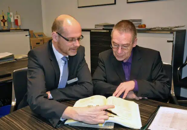 Mithilfe des gut 600 Seiten umfassenden Haushaltsplanentwurfes beantwortete der Bürgermeister verschiedene Fragen von Andreas Haase (Foto: Stadt Lippstadt).