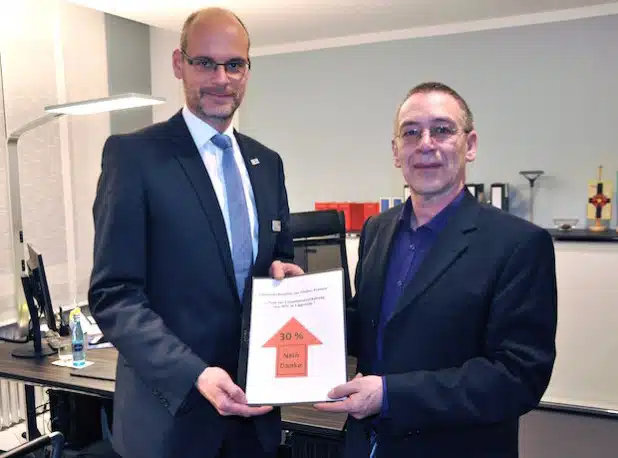 „30% - Nein Danke“: Andreas Haase übergab das Ergebnis der Onlinepetition an Bürgermeister Christof Sommer (Foto: Stadt Lippstadt).