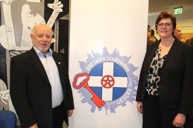 Hubert Gröne und Silke Pohle - die Ideengeber für das Jubiläumslogo der Stadt Geseke (Foto: Stadt Geseke).