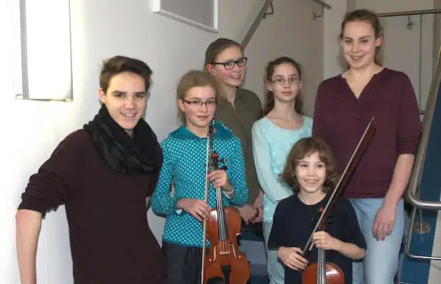 Erfolgreich auf‘s Treppchen bei „Jugend musiziert“: (v.l.n.r.) Nico Schlüter, Lorena Radtke, Sarah Leifels, Anastassiya Sereda, Elisabeth Müller und Charlotte Mümken. Es fehlen Julian Schulte-Ersversum, Lennert Holtdirk und Laetitia Bittner (Foto: Stadt Lippstadt).