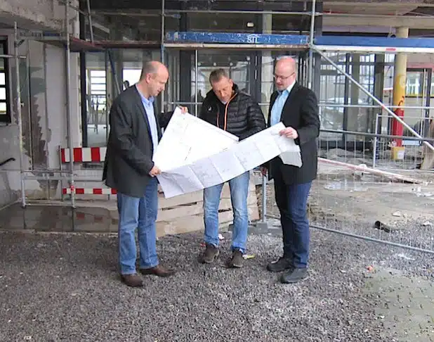 Bürgermeister Reinéry, Frank Vollmer vom Gebäudemanagement und Beigeordneter Middelhoff vor der Baustelle an der Sekundarschule Hundem-Lenne (v.l.) - Foto: Gemeinde Kirchhundem.